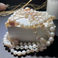 Sautoir – « Moorea » perles blanches et rose/pêche