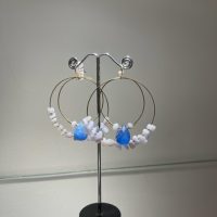 Boucles d’oreille / Earring – “Hoops’y” Perles, Calcédoine bleue, Agate bleue claire